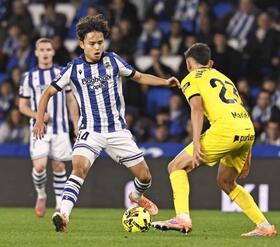 　ジローナ戦の前半、攻め込むレアル・ソシエダードの久保（左）＝サンセバスチャン（共同）