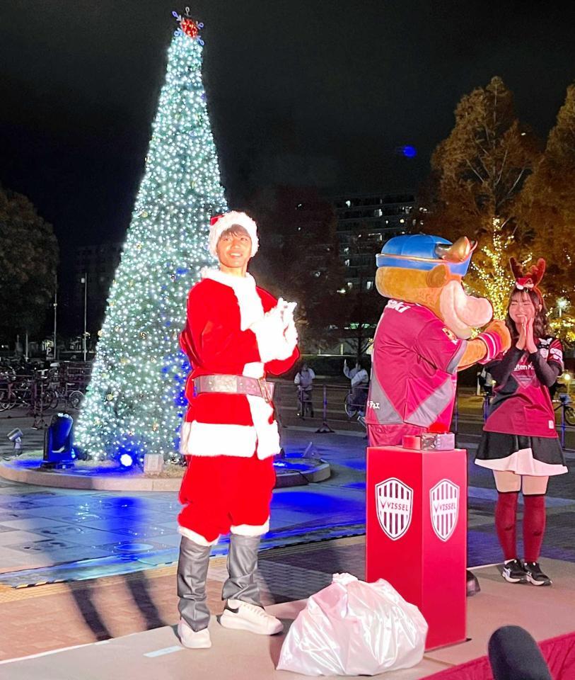 　点灯式にサンタクロース姿で出席した神戸ＭＦ佐々木