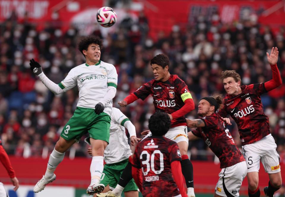 　後半、ゴール前、ヘディングで浦和・酒井宏樹と競り合う東京Ｖ・谷口栄斗＝２０２４年３月