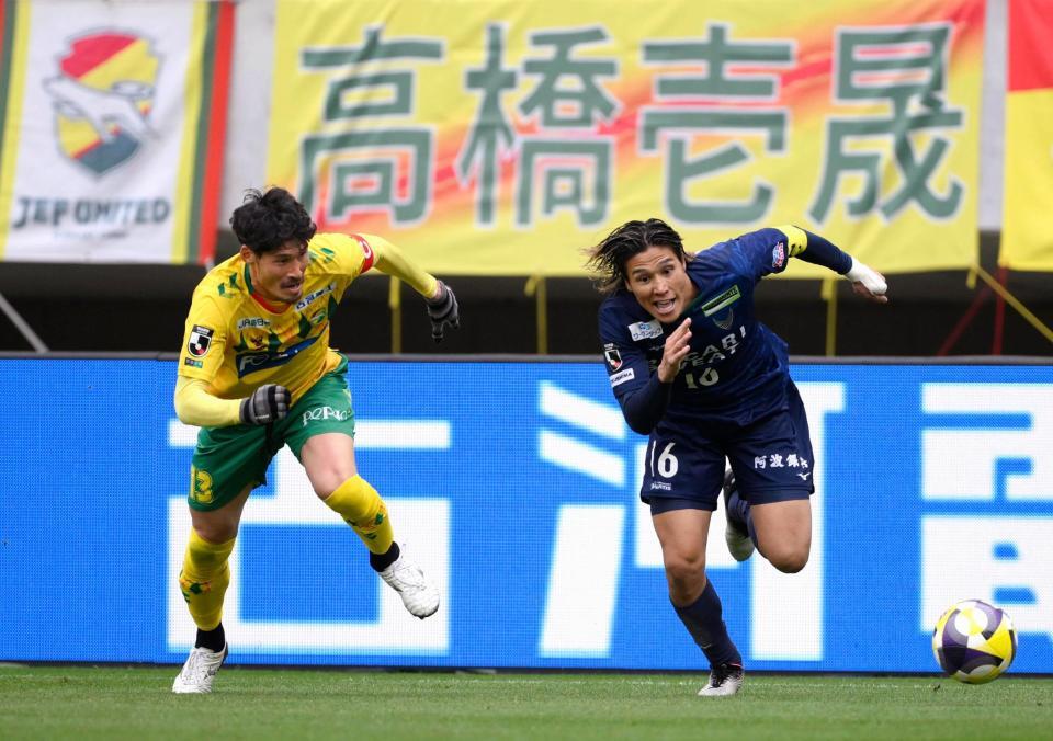 　前半、ドリブルで攻め込む徳島・渡（右）