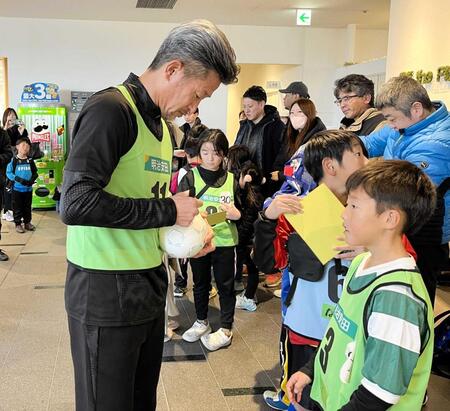 　参加者のサインに応じる三浦