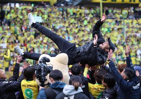 　胴上げされる小林監督　