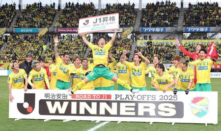 　Ｊ１昇格を決め喜ぶ千葉イレブン（撮影・金田祐二）