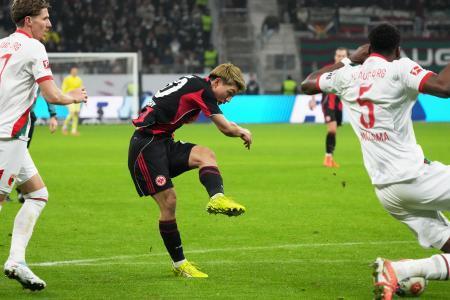 　アウクスブルク戦で先制点を決めるアイントラハト・フランクフルトの堂安律（中央）＝１３日、フランクフルト（ゲッティ＝共同）