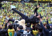 　胴上げされる小林監督　