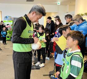 　参加者のサインに応じる三浦