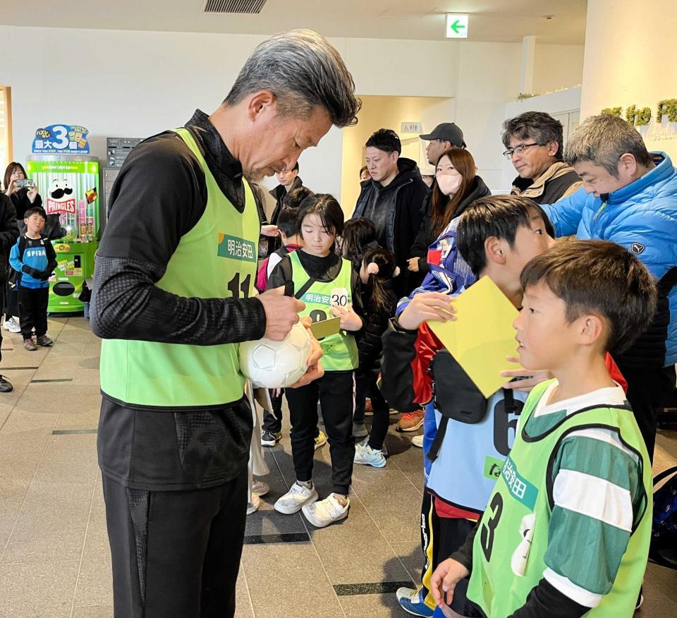 　参加者のサインに応じる三浦