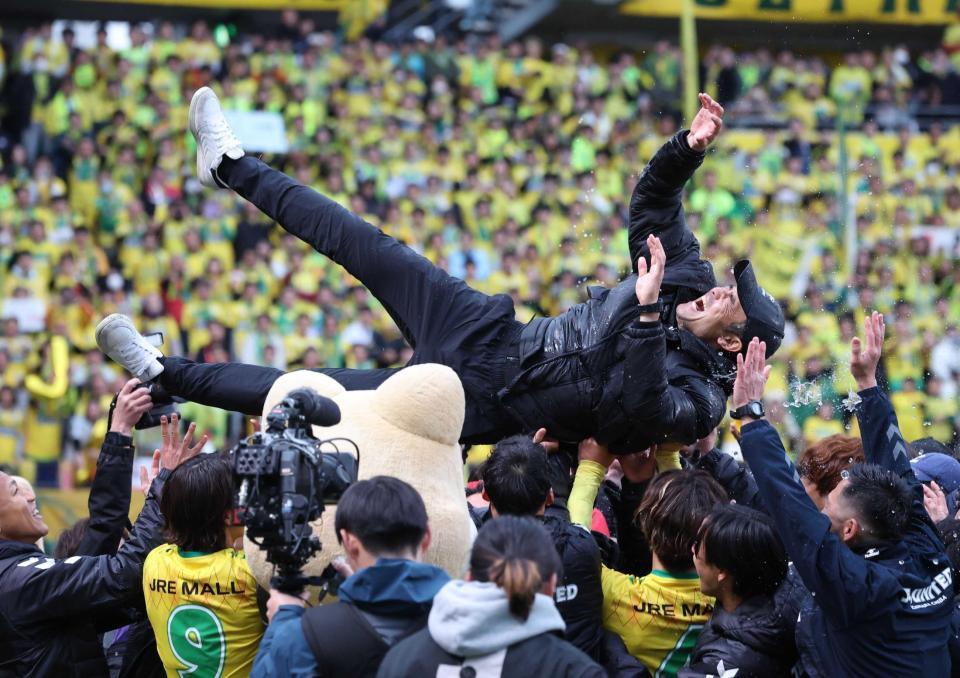 　胴上げされる小林監督　