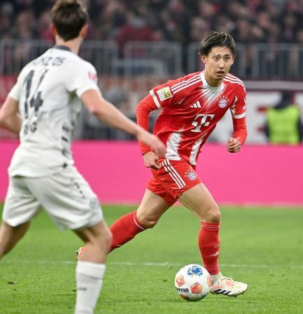 　マインツ戦でプレーするバイエルン・ミュンヘンの伊藤＝ミュンヘン（共同）