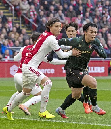 　競り合うアヤックスの板倉（左）とフェイエノールトの上田＝アムステルダム（共同）