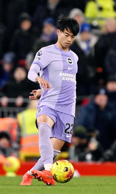 　リバプール戦の後半、パスを出すブライトンの三笘（共同）