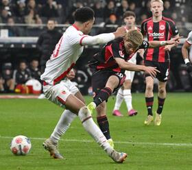 　アウクスブルク戦でシュートを放つＥフランクフルトの堂安（右）＝共同