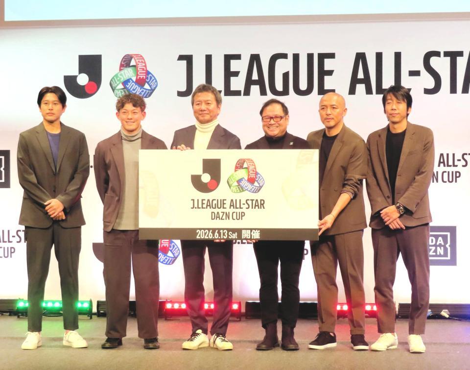 　Ｊリーグオールスター開催発表記者会見に出席した（左から）内田篤人氏、柏・戸嶋祥郎、野々村芳和チェアマン、ＤＡＺＮ　Ｊａｐａｎの笹本裕ＣＥＯ、小野伸二氏、中村憲剛氏　