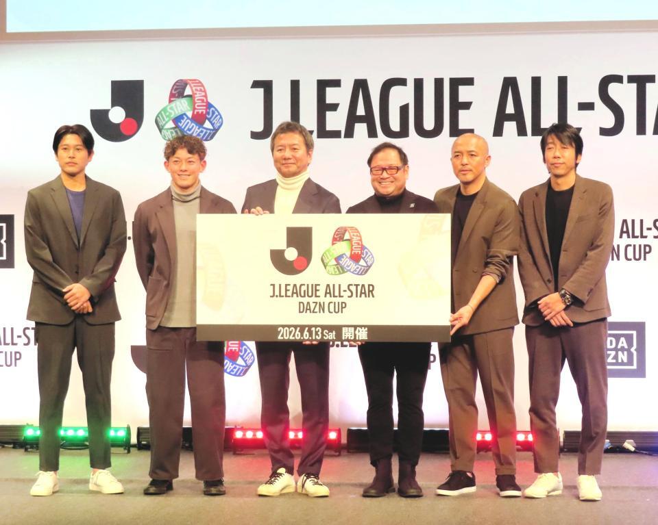 　Ｊリーグオールスター開催発表記者会見に出席した（左から）内田篤人氏、柏・戸嶋祥郎、野々村芳和チェアマン、ＤＡＺＮ　Ｊａｐａｎの笹本裕ＣＥＯ、小野伸二氏、中村憲剛氏　