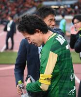 　１６年ぶりのＪ１復帰を決めて歓喜の涙を流す東京Ｖ・森田晃樹。後方は城福浩監督＝２３年１２月