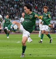 　ボールをキープする東京Ｖ・森田晃樹＝２３年１２月