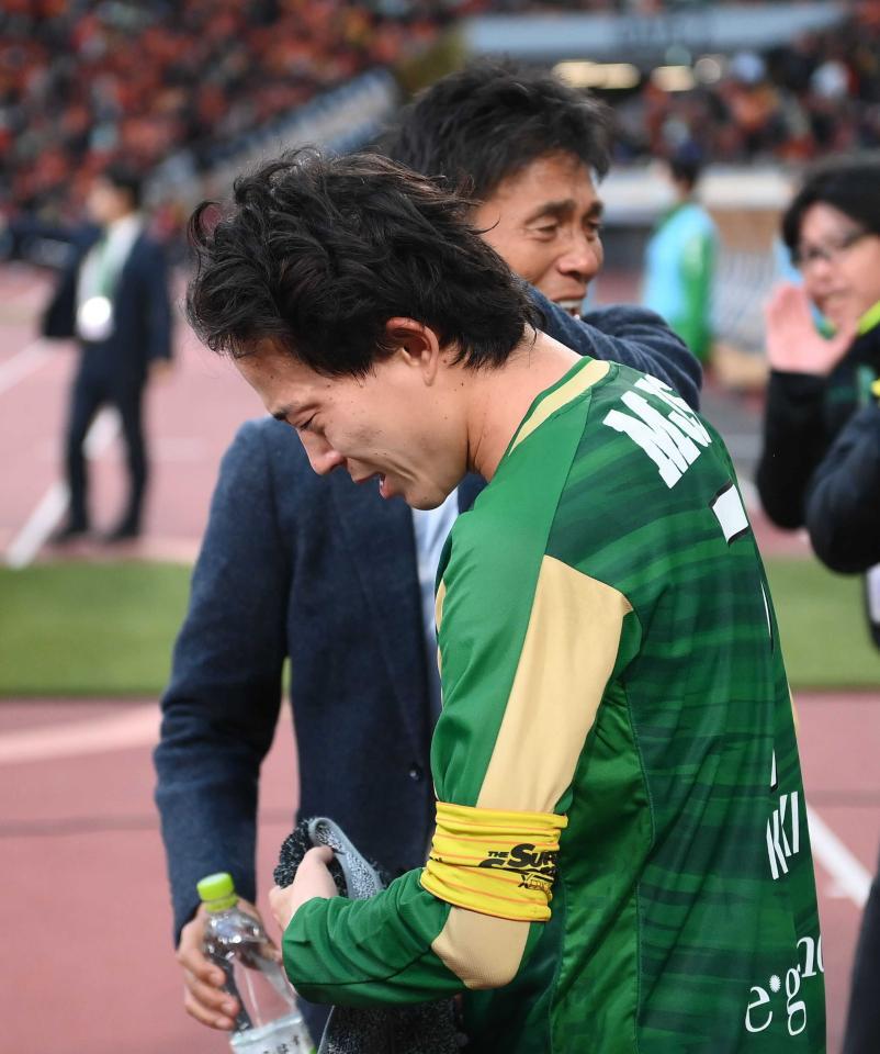 　１６年ぶりのＪ１復帰を決めて歓喜の涙を流す東京Ｖ・森田晃樹。後方は城福浩監督＝２３年１２月
