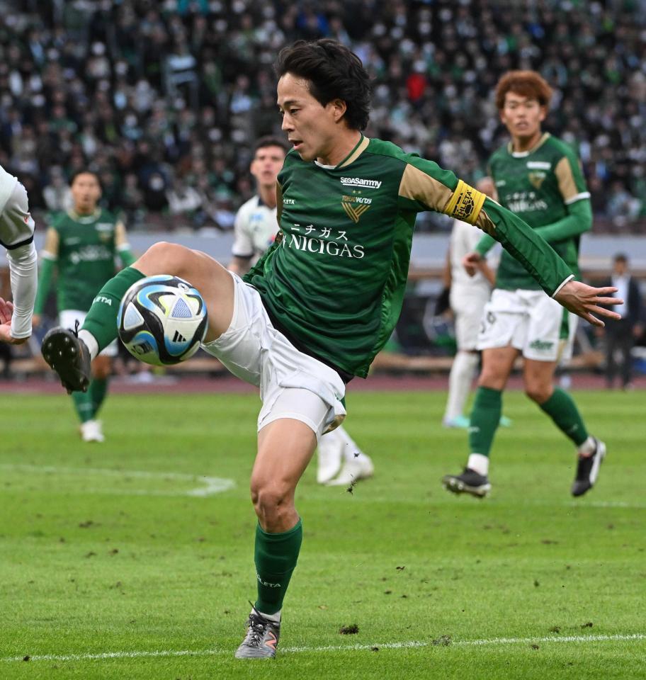 　ボールをキープする東京Ｖ・森田晃樹＝２３年１２月