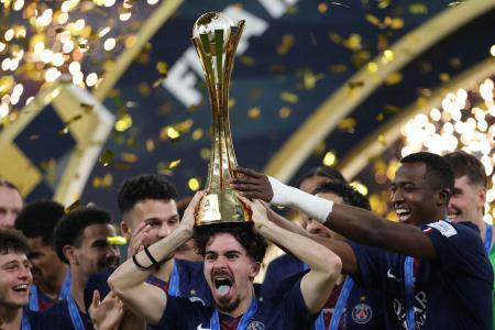 　インターコンチネンタル杯を制し、トロフィーを掲げるパリ・サンジェルマンの選手ら＝１７日、カタール・アルラヤン（ロイター＝共同）