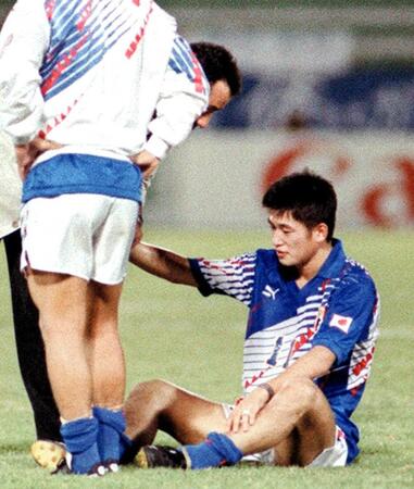 　ピッチに座り込む三浦（共同）＝１９９３年１０月２８日