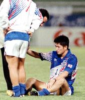 　ピッチに座り込む三浦（共同）＝１９９３年１０月２８日