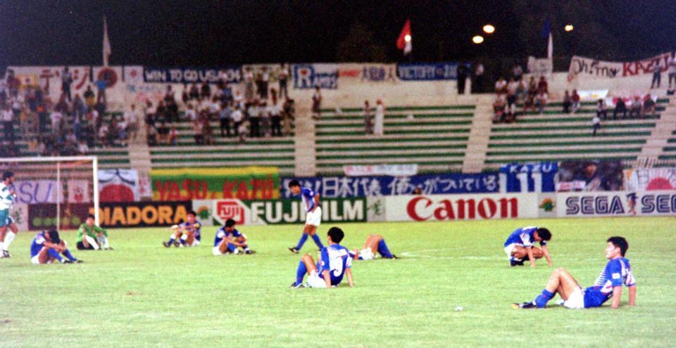 　１９９３年１０月２８日、終了間際の失点でＷ杯出場を逃し、ピッチに座り込む三浦（右手前）ら日本イレブン