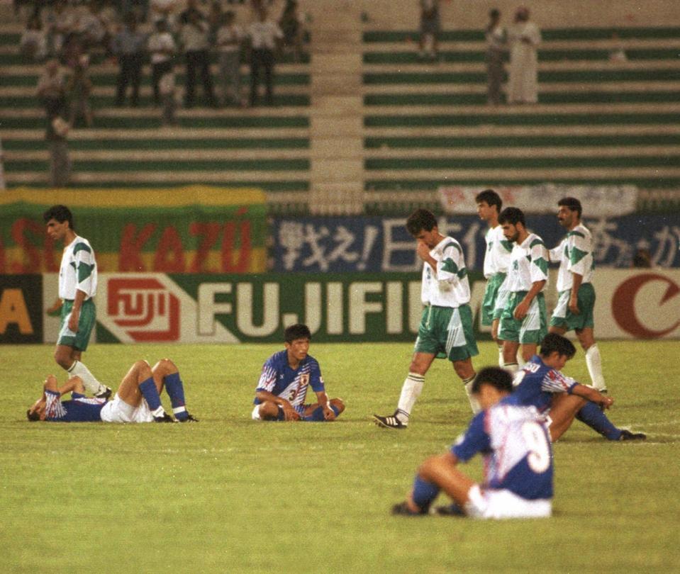 　１９９３年１０月２８日　アメリカＷ杯アジア最終予選、後半ロスタイムに同点弾を許し試合終了。ピッチに座り込む日本イレブン