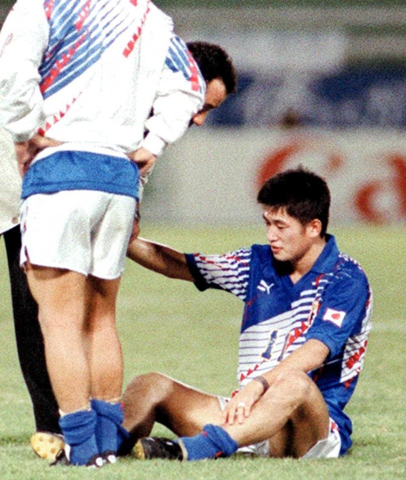 　ピッチに座り込む三浦（共同）＝１９９３年１０月２８日