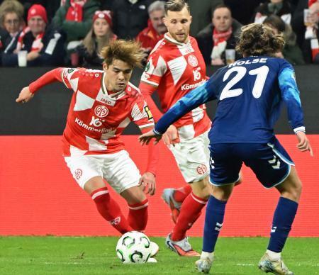 　サムスンスポル戦で競り合うマインツの佐野（左）＝マインツ（共同）