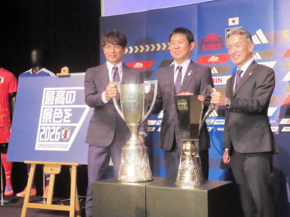 　都内で会見を開いた（左から）日本サッカー協会の宮本恒靖会長、サッカー日本代表森保一監督、キリンホールディングスの南方健志代表取締役社長ＣＯＯ