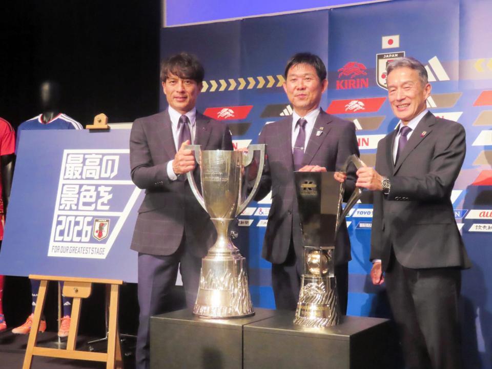 　都内で会見を開いた（左から）日本サッカー協会の宮本恒靖会長、サッカー日本代表森保一監督、キリンホールディングスの南方健志代表取締役社長ＣＯＯ