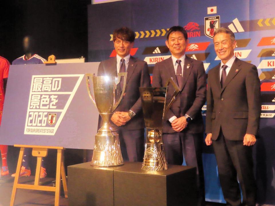 　都内で会見を開いた（左から）日本サッカー協会の宮本恒靖会長、サッカー日本代表森保一監督、キリンホールディングスの南方健志代表取締役社長ＣＯＯ