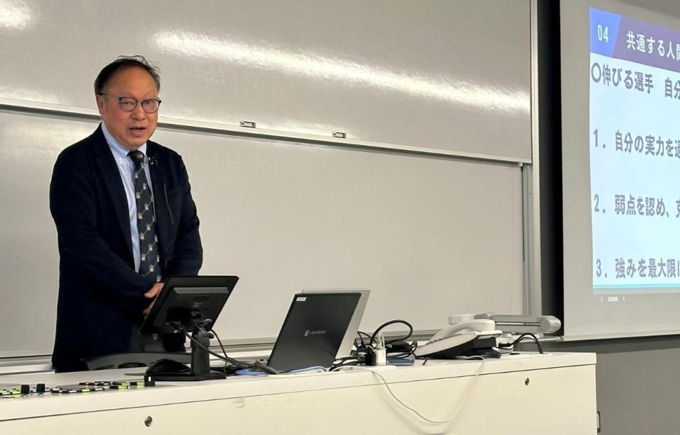 　京産大で講義をするＧ大阪元スカウトの二宮博氏