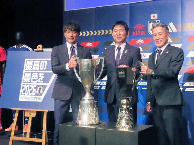 　都内で会見を開いた（左から）日本サッカー協会の宮本恒靖会長、サッカー日本代表森保一監督、キリンホールディングスの南方健志代表取締役社長ＣＯＯ