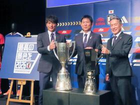 　都内で会見を開いた（左から）日本サッカー協会の宮本恒靖会長、サッカー日本代表森保一監督、キリンホールディングスの南方健志代表取締役社長ＣＯＯ