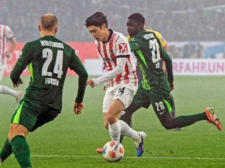 　ウォルフスブルク戦で競り合うフライブルクの鈴木（中央）＝ウォルフスブルク（共同）