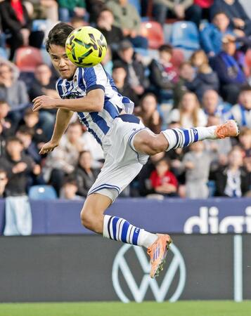 　前半、ヘディングで先制ゴールを決めるレアル・ソシエダードの久保（共同）