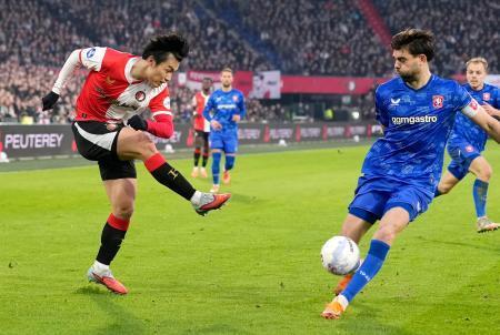 　トウェンテ戦で攻め込むフェイエノールトの上田（左）＝ロッテルダム（共同）