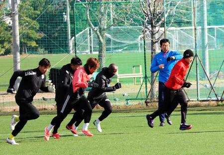 　年内の自主トレを打ち上げた三浦知良（右端）＝撮影・中野裕美子