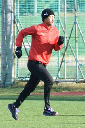 　自主トレで走り込む三浦知良