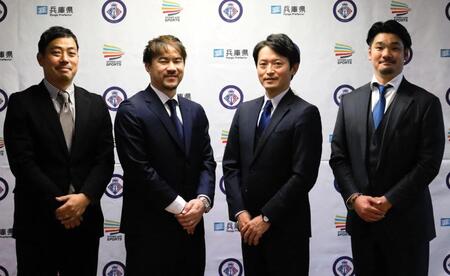 　斎藤元彦知事（左から３人目）と意見交換した岡崎慎司氏（同２人目）＝撮影・中野裕美子