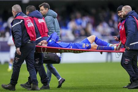 　オセール戦で負傷したモナコの南野（ゲッティ＝共同）