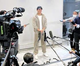 　帰国後に取材に応じる冨安健洋（撮影・松田和城）