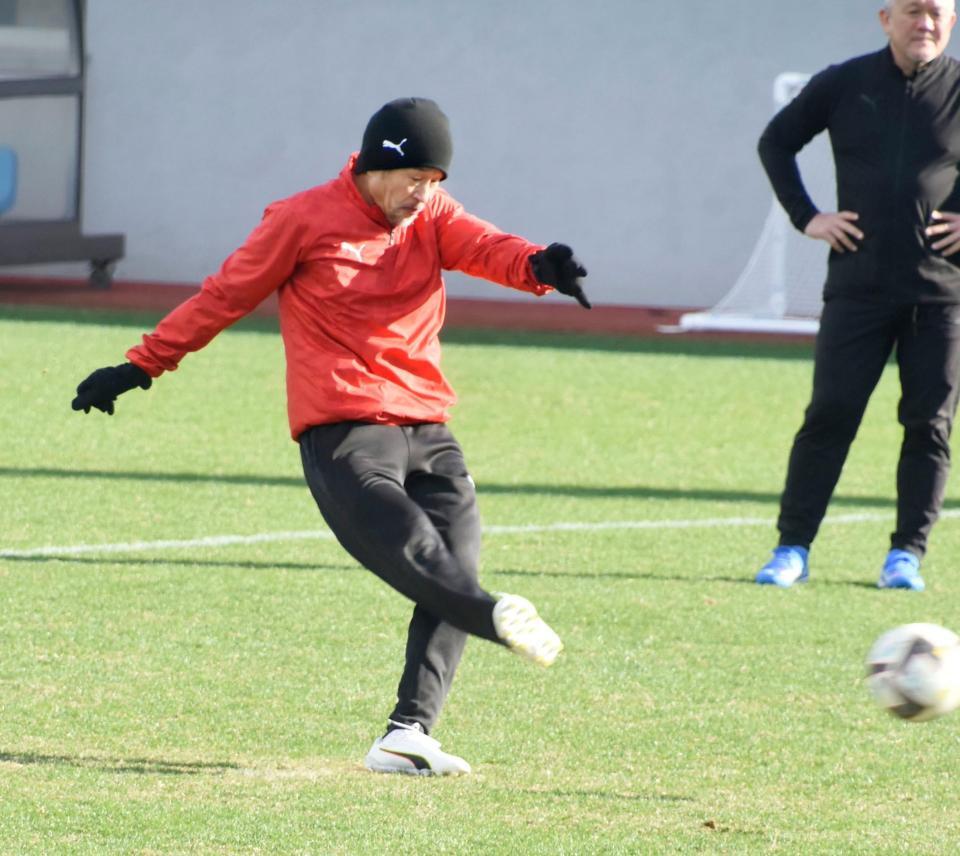 　自主トレをする三浦知良