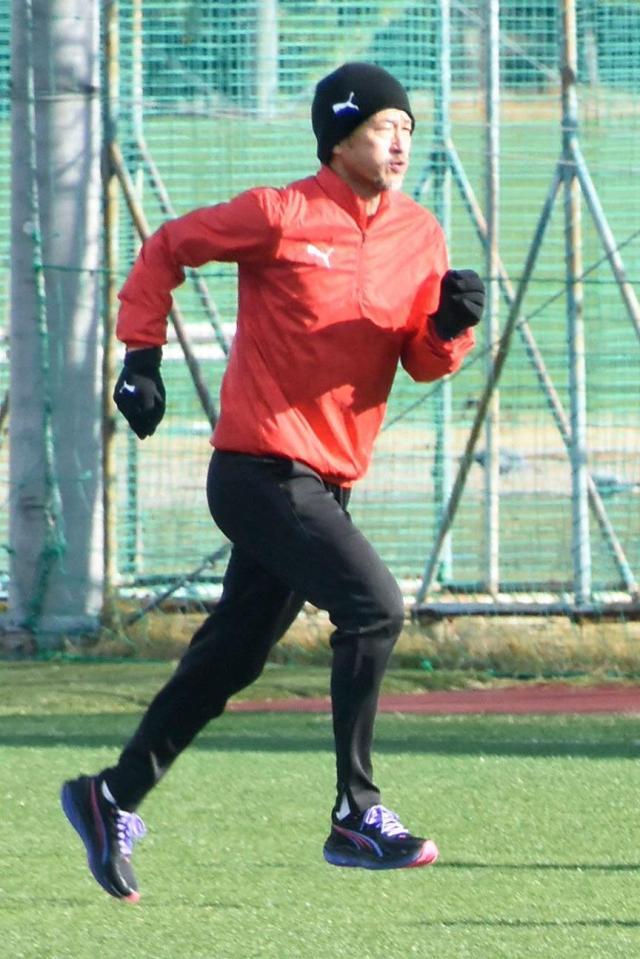 　自主トレで走り込む三浦知良