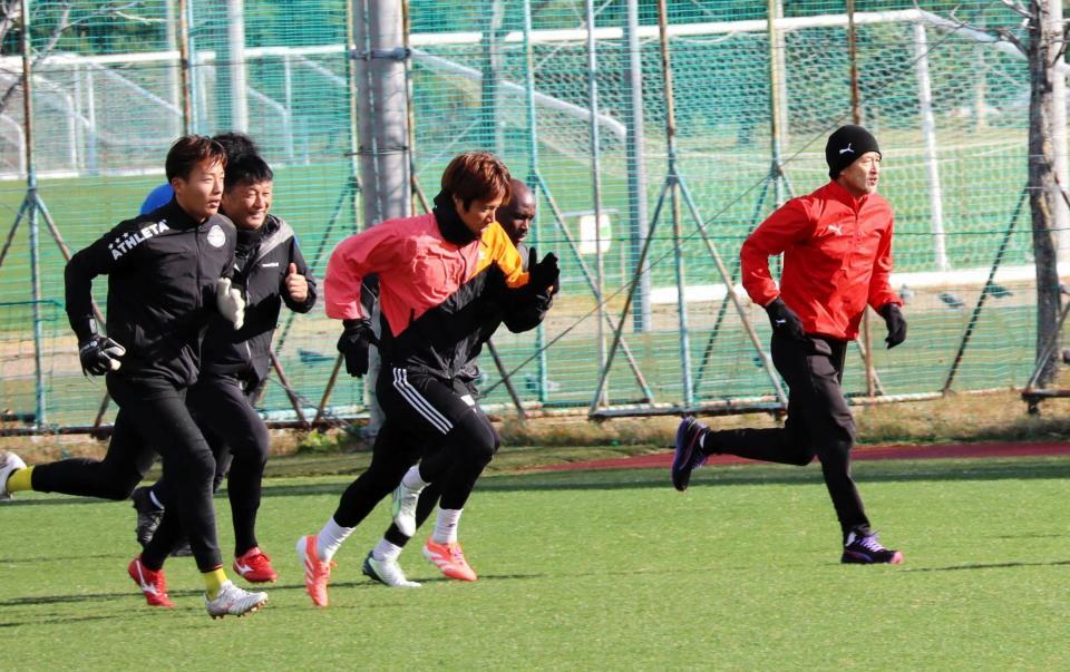 　年内の自主トレを打ち上げた三浦知良（右端）＝撮影・中野裕美子