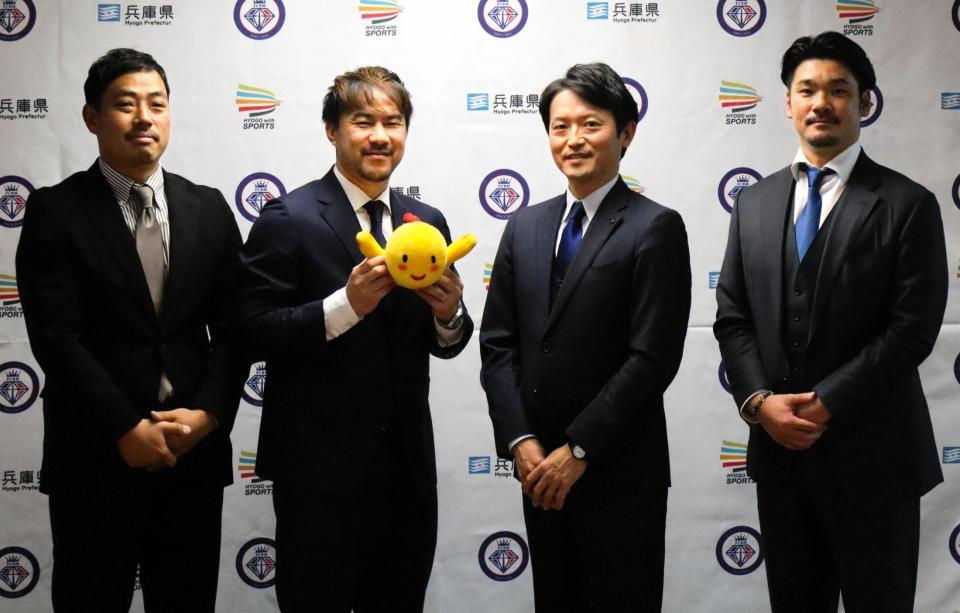 　斎藤元彦知事（左から３人目）と意見交換した岡崎慎司氏（同２人目）＝撮影・中野裕美子