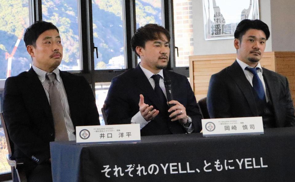 　斎藤元彦知事と意見交換した岡崎慎司氏（中央）。右は「マイスター」の岡良一代表理事、左は同理事の井口洋平氏（撮影・中野裕美子）