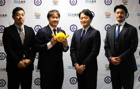 　斎藤元彦知事（左から３人目）と意見交換した岡崎慎司氏（同２人目）