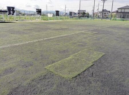 　修繕した部分と高低差が出ている野洲高グラウンド（野洲高提供）